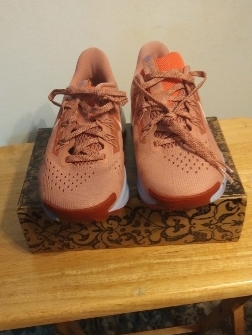 New Women’s Lightweight Running Sneakers in Dusty Rose Size 7